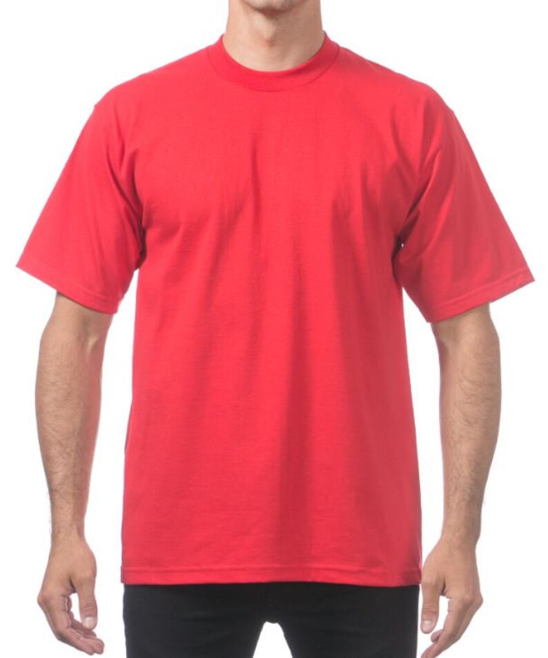 Peut inclure: Un t-shirt uni rouge &agrave; manches courtes.