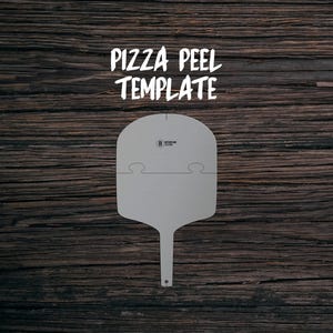 Könnte beinhalten: Eine weiße Pizzenschaufel-Vorlage mit einem Ausschnitt eines Hauses und dem Text "Better Home Cooking" oben. Die Schaufel hat einen Griff und drei Puzzle-Ausschnitte oben.