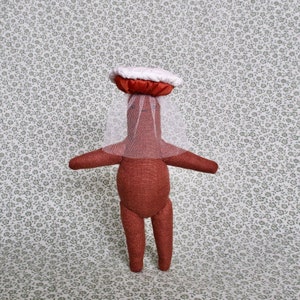 Figurine en peluche de champignon voilé