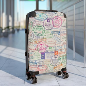 パスポートスーツケース カスタムパスポートスタンプ 旅行者への荷物ギフト、機内持ち込み用ローラーバッグ ワールドトラベラーへのギフト 3サイズ - S、M、L PPCS0056