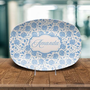 Gepersonaliseerde toile-schaal met blauwe roos, chinoiseriebord met aangepaste naam, Grandmillennial-stijl, Franse blauwe landelijke toile-bord, elegant decor