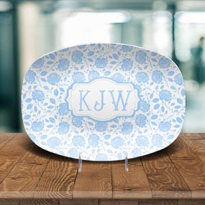 Gepersonaliseerde Blue Rose toile-schaal, chinoiseriebord met aangepaste naam, monogram Grandmillennial-stijl, Franse blauwe landelijke toile-bord