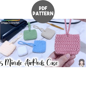 Może przedstawiać: Wzór PDF do szydełkowania etui na AirPods w 5 minut. Obraz przedstawia pięć szydełkowanych etui w różnych kolorach: różowym, zielonym, niebieskim, beżowym i białym. Tekst "5 Minute AirPods Case" jest widoczny na dole obrazu.