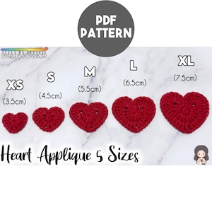 Könnte beinhalten: Ein PDF-Muster für eine Herz-Applikation in fünf Größen, von XS mit 3,5 cm bis XL mit 7,5 cm. Das Bild zeigt fünf rote gehäkelte Herzen in einer Reihe, beschriftet mit den Größen XS, S, M, L und XL sowie den entsprechenden Maßen in Zentimetern.