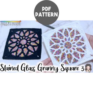 Könnte beinhalten: Zwei quadratische Häkelmotive mit einem von Buntglas inspirierten Design. Ein Quadrat hat einen schwarzen Rand, das andere einen weißen Rand, beide umrahmen ein mehrfarbiges Garnzentrum. Text: PDF PATTERN und Stained Glass Granny Square 3.