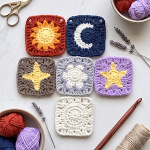 Puede incluir: Seis motivos cuadrados de ganchillo con diseños celestiales y florales. Los motivos incluyen un sol, una luna, una estrella de cuatro puntas, una flor, una estrella de cinco puntas y un patrón circular blanco sólido. Los colores son naranja, amarillo, azul marino, blanco, marrón y lavanda.