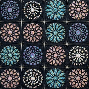 Könnte beinhalten: Ein Raster aus sechzehn gehäkelten Quadraten, jedes mit einem zentralen Blumenmuster. Die Blumen variieren in der Farbe, einschließlich Blau-, Rosa- und Weißtönen, vor einem schwarzen Hintergrund. Die Häkelarbeit ist detailliert und aufwendig.