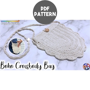 Könnte beinhalten: Eine weiße gehäkelte Boho-Umhängetasche mit einem Knopfverschluss aus Holz. Die Tasche wird auf einer weißen Marmorfläche gezeigt. Das Bild zeigt auch eine Nahaufnahme der getragenen Tasche.