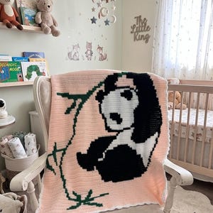 Puede incluir: Una taza de cerámica blanca con un asa negra y el texto "But First, Coffee" en negro, con una fuente de estilo manuscrito. La taza está sobre una superficie blanca.