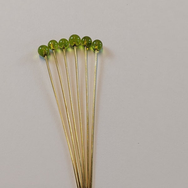 Gebende Nadel mit Glaskopf in der Farbe Peridot grün, die ideale Ergänzung für die Hochmittelalter Gewandung der Frau, Replik, Unikat