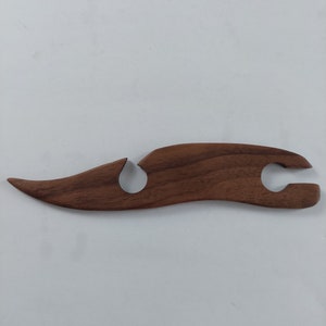 Shuttle for board weaving made of walnut wood in three versions, 4 mm thick, 15 cm long, weaving tool, nut