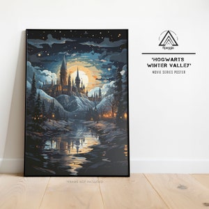 Può includere: Una stampa d'arte digitale del castello di Hogwarts in una valle invernale innevata con la luna piena nel cielo. La stampa è incorniciata in nero e presenta il testo "Hogwarts Winter Valley" e "Movie Series Poster" in bianco.
