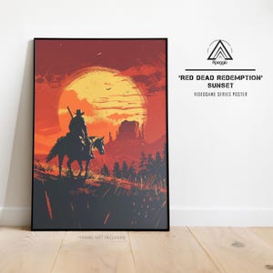 Può includere: Un poster incorniciato raffigurante un cowboy a cavallo contro un tramonto. L'opera d'arte utilizza tonalità di rosso, arancione e nero, con il testo "RED DEAD REDEMPTION" e "SUNSET". Il poster fa parte di una serie di videogiochi.