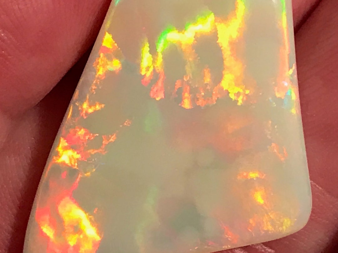 Opale Noble Cristal Gemme O&Co - 1.80 Carats - Cabochon - Provenance Coober Pedy, Australie - Neuf Avec étiquettes