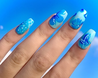 niña de coco tropical prensa en las uñas