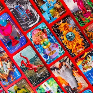 The Anthropologen Tarot Deck, Neues Indie Collage Style Tarot Deck mit magnetischer Hülle und Ratgeber, von Michael Burk Studio