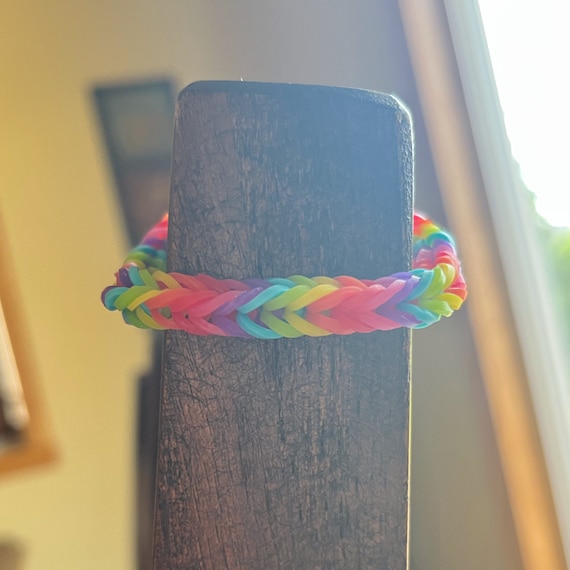 Rainbow Loom | How to Make a Fishtail Loom Band Bracelet | Ambi C Toys  Unboxed - YouTube