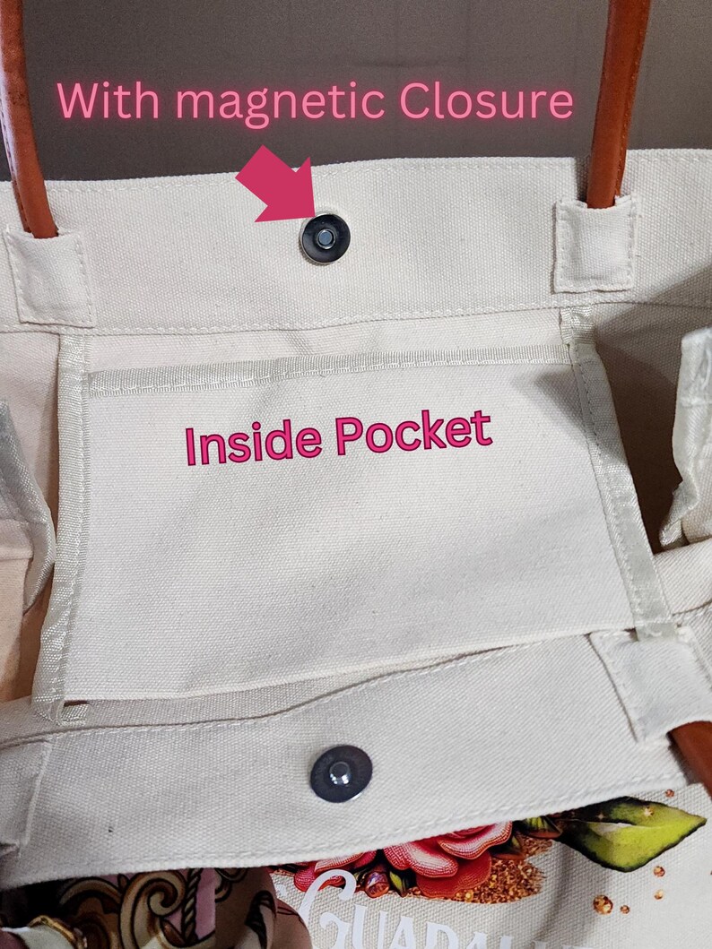 Puede incluir: Una bolsa de lona blanca con asa de cuero marr&oacute;n. La bolsa tiene un cierre magn&eacute;tico y un bolsillo interior. El texto "Inside Pocket" est&aacute; impreso en el bolsillo.