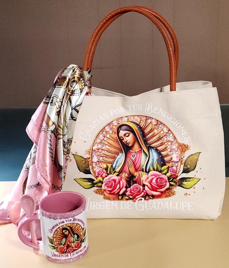 Puede incluir: Una bolsa de lona blanca con asa de cuero marr&oacute;n. La bolsa presenta una imagen colorida de la Virgen de Guadalupe con el texto "Gracias por tus bendiciones" y "Virgen de Guadalupe". La bolsa viene acompa&ntilde;ada de una bufanda rosa y una taza de cer&aacute;mica rosa con una cuchara. La taza tambi&eacute;n presenta una imagen de la Virgen de Guadalupe con el texto "Gracias por tus bendiciones" y "Virgen de Guadalupe".