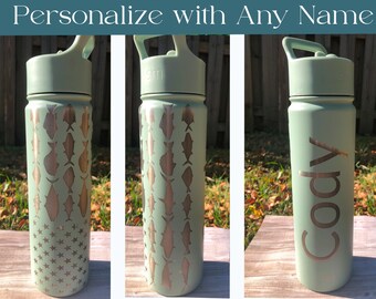 Botella de agua hidráulica personalizada, taza de viaje aislada de 22 oz, taza con nombre personalizado de acero inoxidable grabado, bandera de EE. UU. inspirada en pescado, pescador