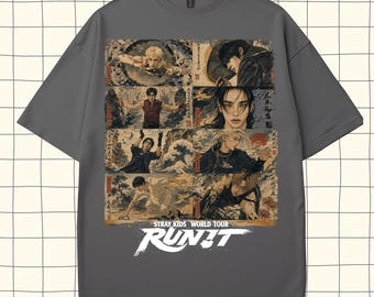 Puede incluir: Una camiseta de manga corta gris carbón con un estampado gráfico de varios paneles del grupo musical Stray Kids. El diseño incluye ocho retratos individuales y escenas de acción con elementos artísticos de estilo japonés y el texto STRAY KIDS WORLD TOUR RUN IT.
