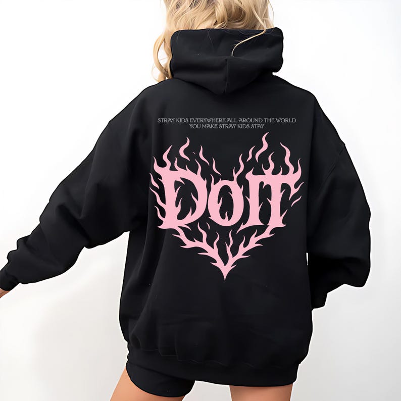 Puede incluir: Sudadera con capucha negra con un dise&ntilde;o de llama rosa en forma de coraz&oacute;n. La palabra "Dom" est&aacute; en el centro del coraz&oacute;n. Encima del coraz&oacute;n est&aacute; el texto "Stray Kids Everywhere All Around The World You Make Stray Kids Stay".