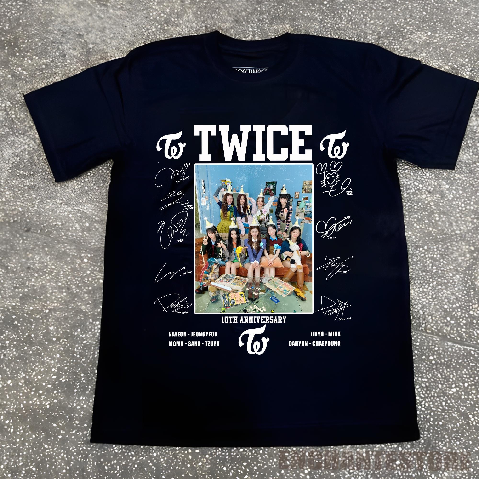TWICE フォトTシャツ Lサイズ TWICE Shirt - TWICE Graphic Tee – LOSTandSOLO