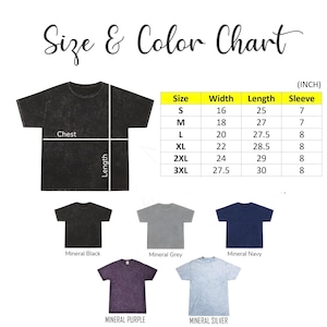 Puede incluir: Una tabla de tallas y colores para camisetas. La tabla muestra las medidas en pulgadas para las tallas S a 3XL. La imagen tambi&eacute;n muestra camisetas en negro mineral, gris, marino, morado y plateado.