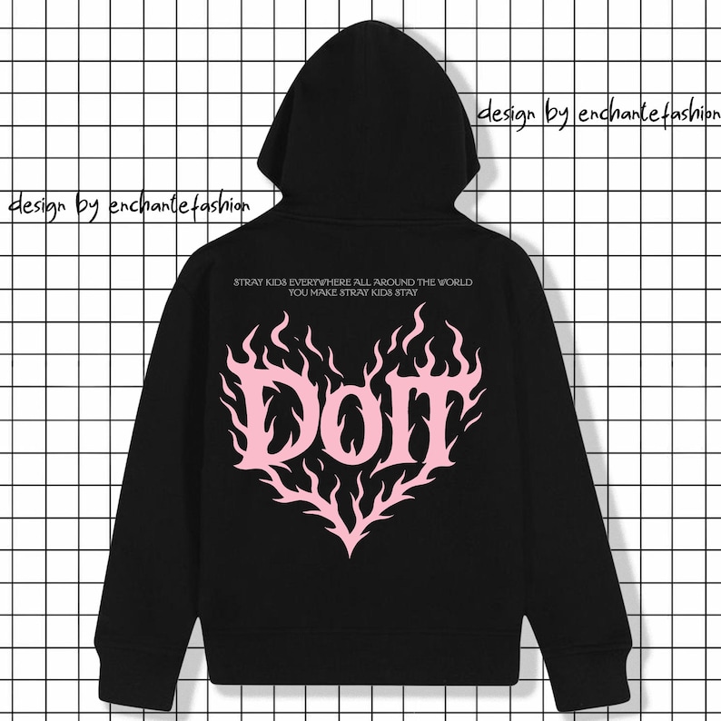 Puede incluir: Sudadera con capucha negra con un dise&ntilde;o en forma de coraz&oacute;n rosa con la palabra "Dom". El texto "STRAY KIDS EVERYWHERE ALL AROUND THE WORLD YOU MAKE STRAY KIDS STAY" est&aacute; encima del coraz&oacute;n. Las palabras "design by enchante fashion" est&aacute;n arriba a la izquierda y a la derecha.