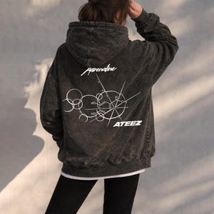 Sudadera con capucha estilo retro ATEEZ Golden Hour Parte 4 con efecto desteñido, merchandising de Ateez Adrenaline, camiseta de la gira mundial de Ateez, sudadera con capucha desteñida GOLDEN HOUR: Parte 4 imagen 4
