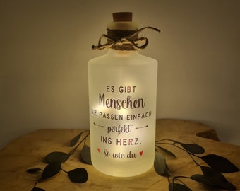 Lichtflasche mit Spruch - Es gibt Menschen, die passen einfach perfekt ins Herz... Geschenk für Freunde