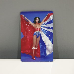 magnete WONDER WOMAN Lynda Carter personaggi Movie Film - calamita frigo fridge magnet flexi 5,2 X 8,0 cm, risparmio su spedizioni multiple