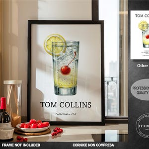 Può includere: Una stampa d'arte stampabile con un'illustrazione ad acquerello di un cocktail Tom Collins. La bevanda è in un bicchiere alto con una fetta di limone e una ciliegia. Il testo "TOM COLLINS" è stampato sotto l'illustrazione.