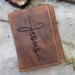 Cartera de cuero con cruz grabada de Jesús para hombres cristianos religiosos Cartera de cuero personalizada Regalo para esposo religioso católico