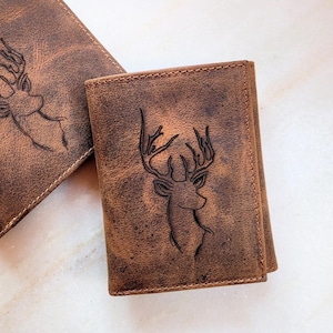 Cartera triple personalizada, cartera de cuero grabada con caza de ciervos, cartera hecha a mano para hombres, cartera especial para hombres, regalo para él