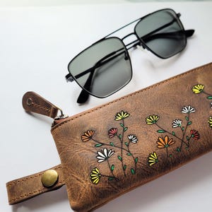 Genuine leather sunglasses case, minimalist glasses protector, sunglasses pouch, gift for girlfriend, leather accessories, eyeglass sleeve