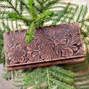 Portefeuille marron en relief pour femmes en cuir véritable fait main, meilleur cadeau pour elle Portefeuille de cowboy en cuir repoussé fait main