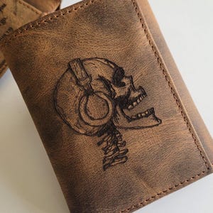 Cartera triple para hombre con calavera grabada, ideal como regalo para músicos. Cartera de cuero rústica vintage para amantes de la música. Regalo para adolescentes. Cartera con calavera punk rock.