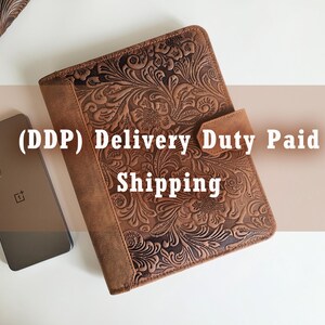 Puede incluir: Un diario de cuero marr&oacute;n con un dise&ntilde;o floral en relieve y un cierre magn&eacute;tico. Un tel&eacute;fono inteligente se coloca junto al diario. El texto en la imagen dice "(DDP) Delivery Duty Paid Shipping".