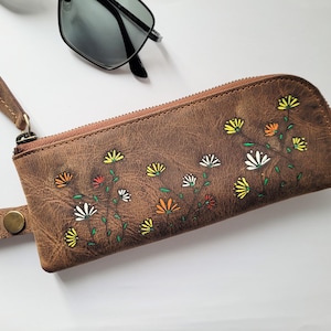 Genuine leather sunglasses case, minimalist glasses protector, sunglasses pouch, gift for girlfriend, leather accessories, eyeglass sleeve