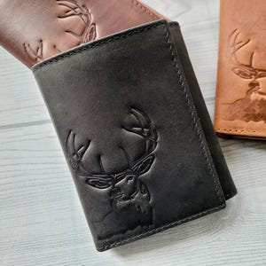 Cartera de cuero genuino con bloqueo RFID para hombre con diseño de caza de ciervos. Regalo personalizado para papá y esposo. Cartera rústica de cuero con diseño de ciervo para hombre.