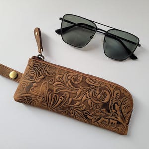 Genuine leather sunglasses case, minimalist glasses protector, sunglasses pouch, gift for girlfriend, leather accessories, eyeglass sleeve
