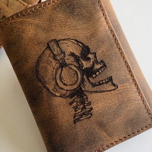 Cartera de calavera con aspecto desgastado. Cartera triple compacta para hombre. Accesorio gótico. Cartera doble con música rockera, moderna y vanguardista.