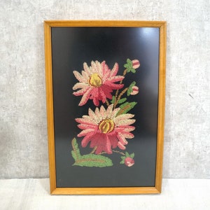 quadro pequeno, mural, quadro bordado em moldura de madeira marrom - motivo floral - anos 70 feito à mão