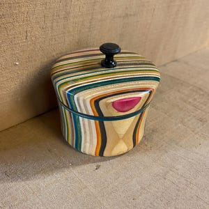 アップサイクルされたスケートボードの木製蓋付きボックス（真鍮のつまみ付き） – ユニークな塩入れ