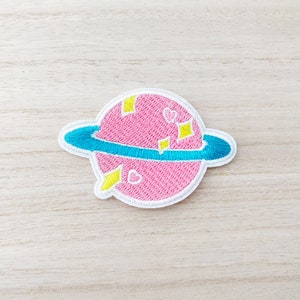 Écusson thermocollant « Planète rose et cœurs mignons », écusson brodé, écusson kawaii mignon, écusson à coudre, fournitures de loisirs créatifs, écussons à faire soi-même, réf. 6