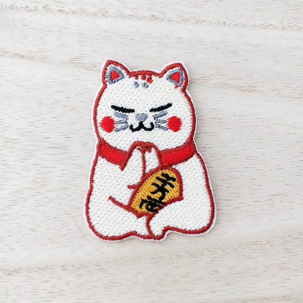 Traditionnel Lucky Praying Fortune Cat Iron On Patch, Patch de broderie, Mignon Kawaii Patch, Sew On Patch, Craft Supply, DIY Patches 1