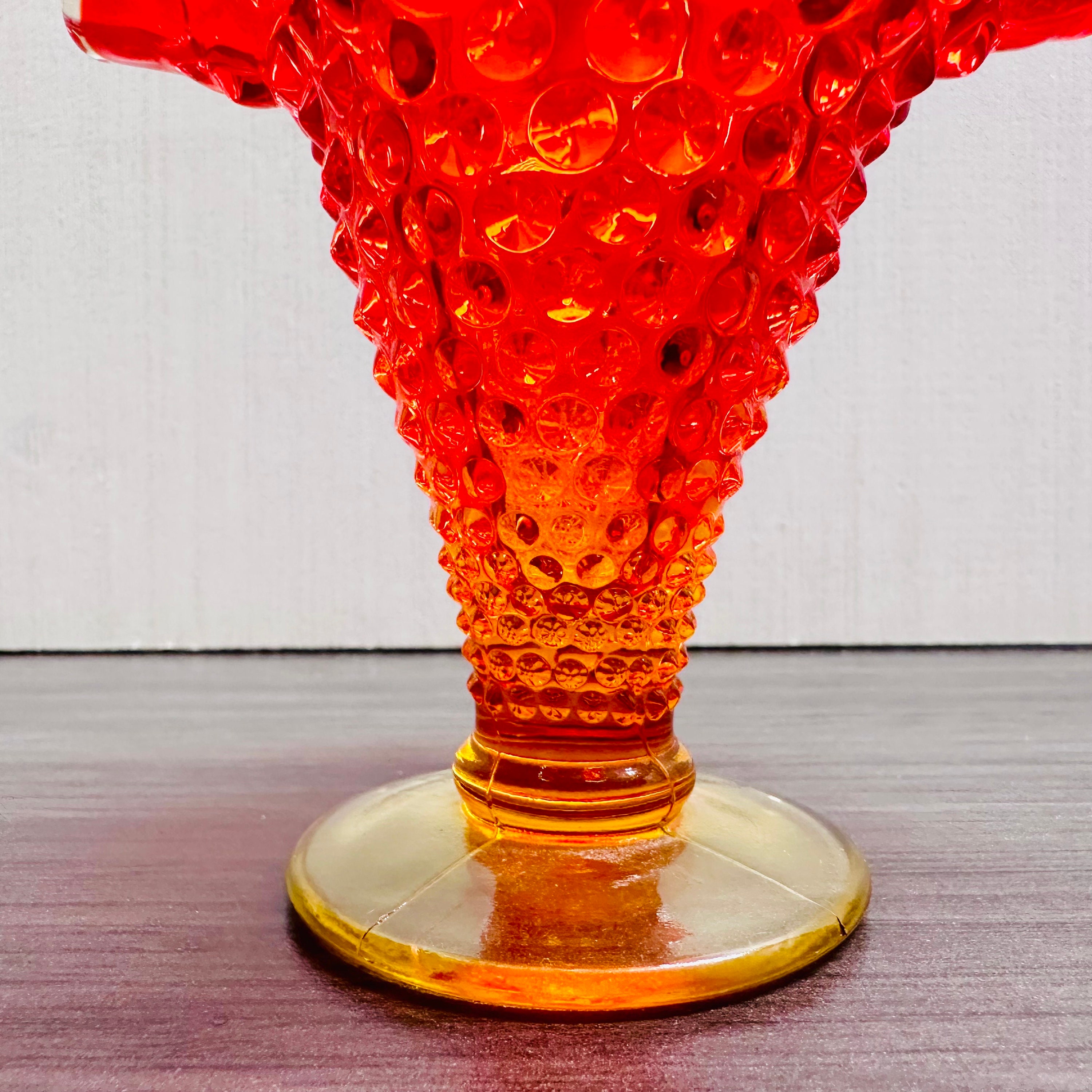 フェントン・花瓶・ホブネイル・アンベリーナ＆アンバー＆グリーン Vintage Fenton Amberina Hobnail Flared Bud Vase Hues of Red