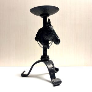 Portavelas de metal vintage con forma de cabeza de caballo y diseño ecuestre.