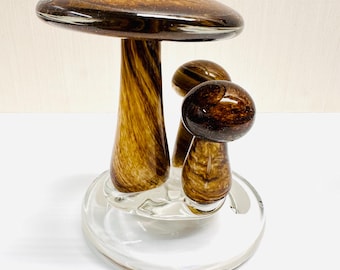 Escultura de tres figuras de hongos marrones en vidrio artístico vintage